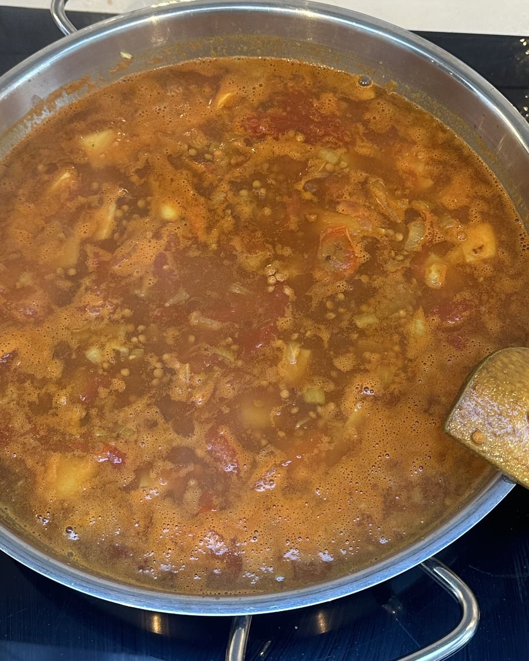 Creamy brown lentil and potato dahl with spinach - Image 2